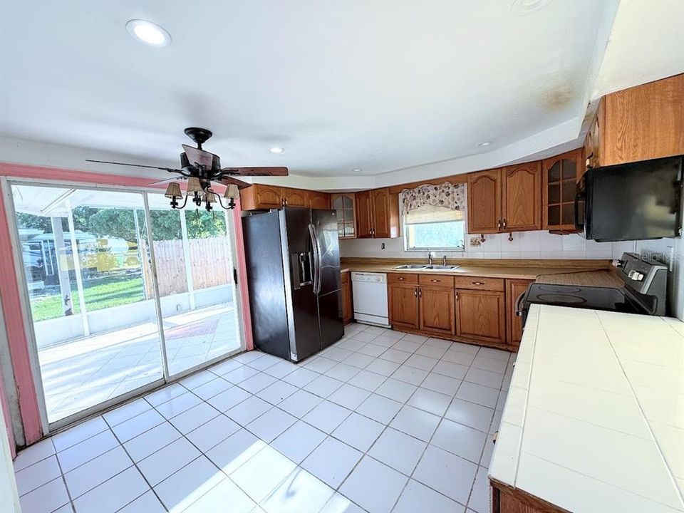 For Sale: $259,000 (3 beds, 3 baths, 1489 Square Feet)