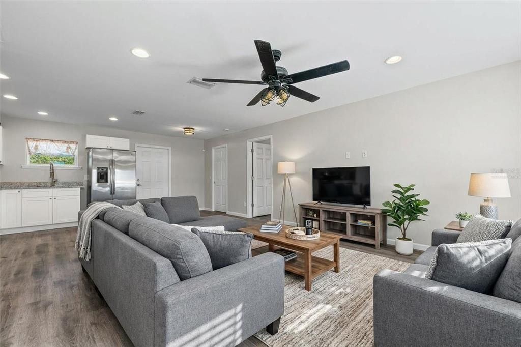 For Sale: $279,900 (3 beds, 2 baths, 1182 Square Feet)