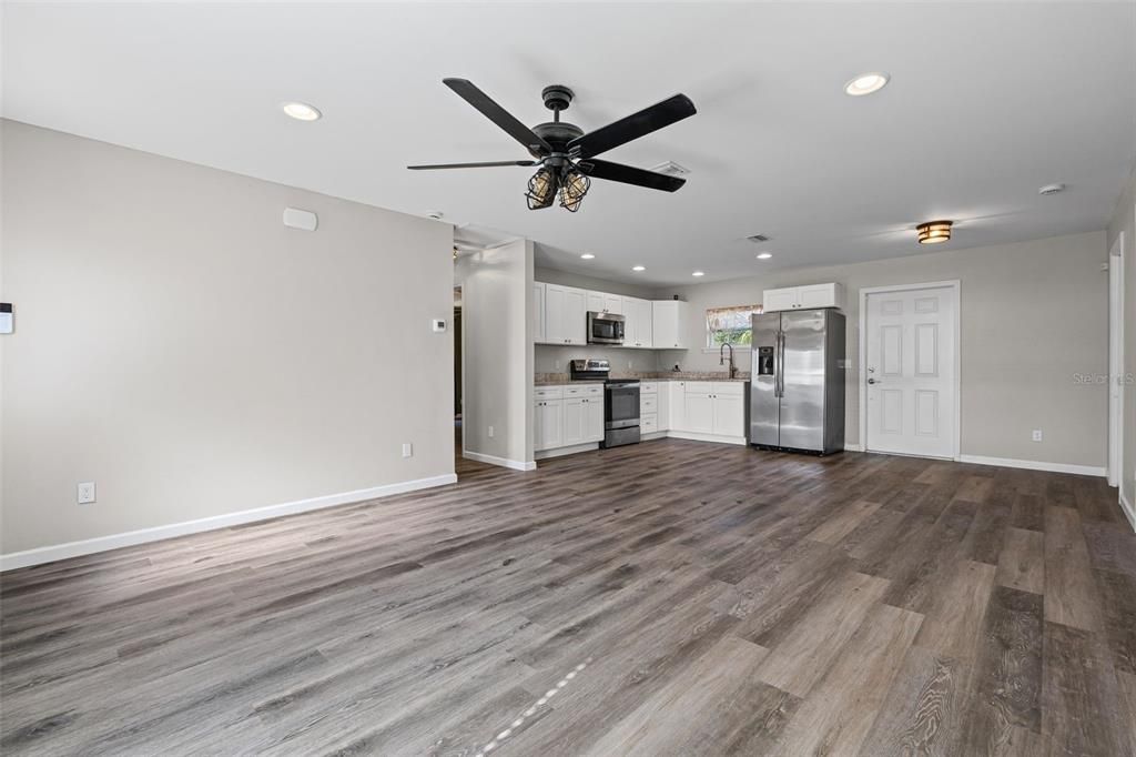 For Sale: $279,900 (3 beds, 2 baths, 1182 Square Feet)