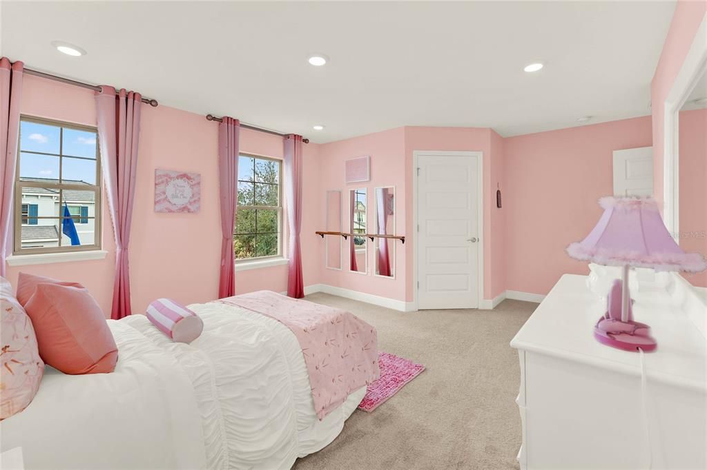 En Venta: $889,091 (4 camas, 3 baños, 3327 Pies cuadrados)