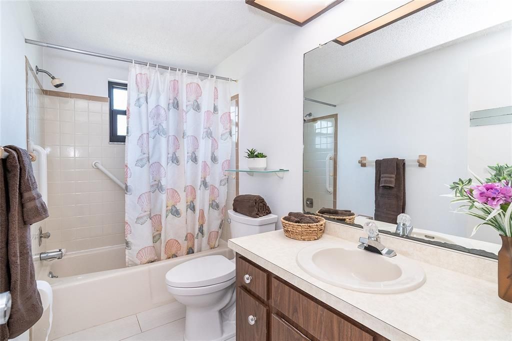 На продажу: $170,000 (2 спален, 2 ванн, 1082 Квадратных фут)