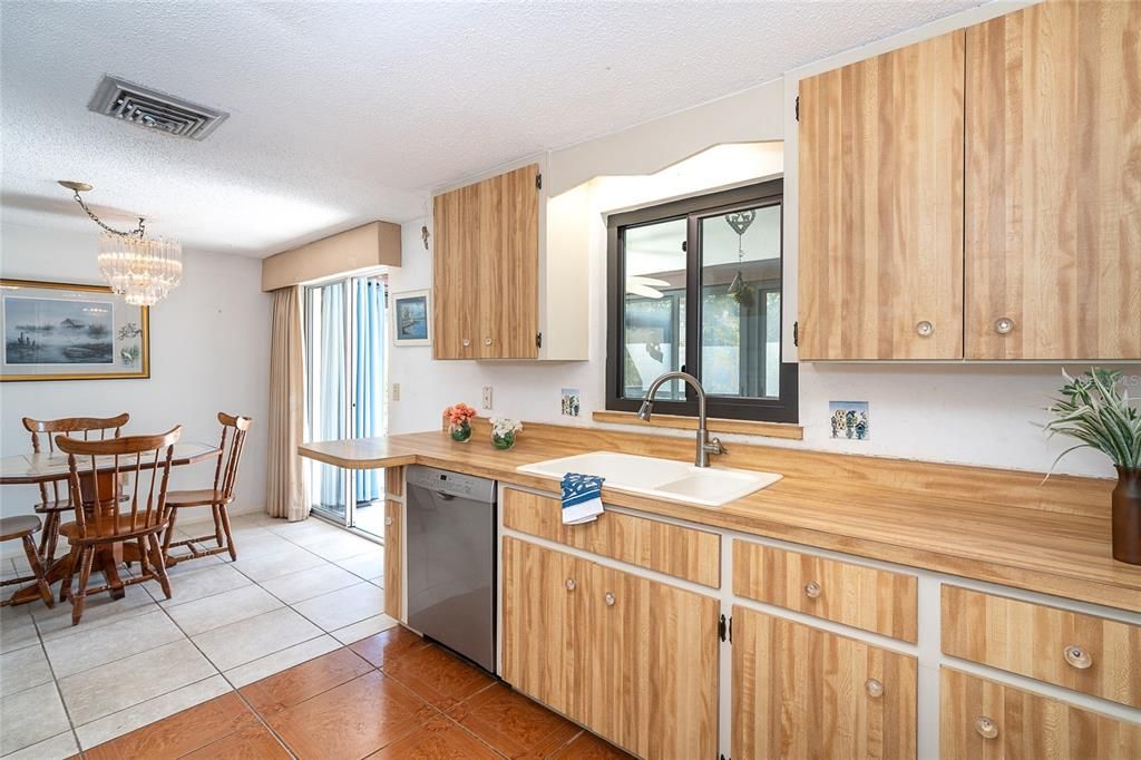 На продажу: $170,000 (2 спален, 2 ванн, 1082 Квадратных фут)