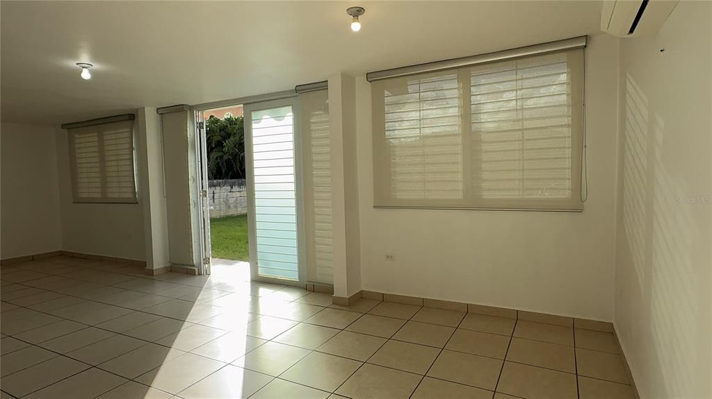 待售: $445,000 (4 贝兹, 2 浴室, 2000 平方英尺)