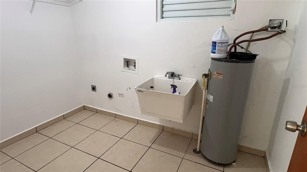 待售: $445,000 (4 贝兹, 2 浴室, 2000 平方英尺)