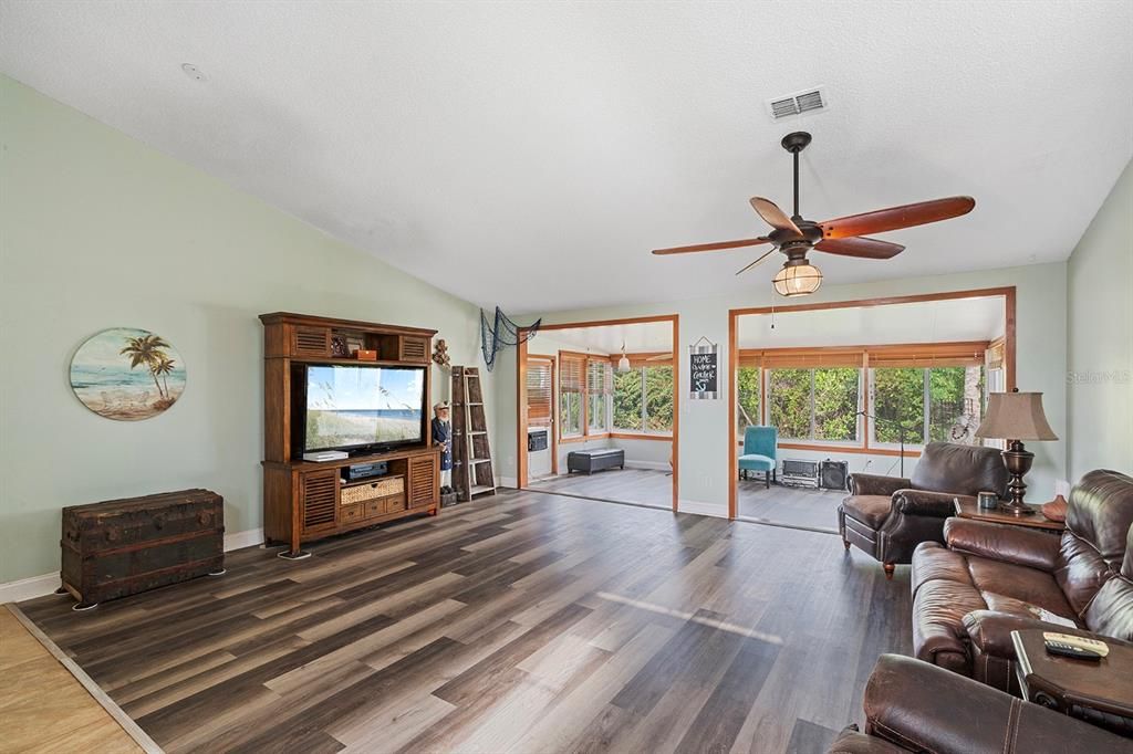 待售: $310,000 (2 贝兹, 2 浴室, 1494 平方英尺)