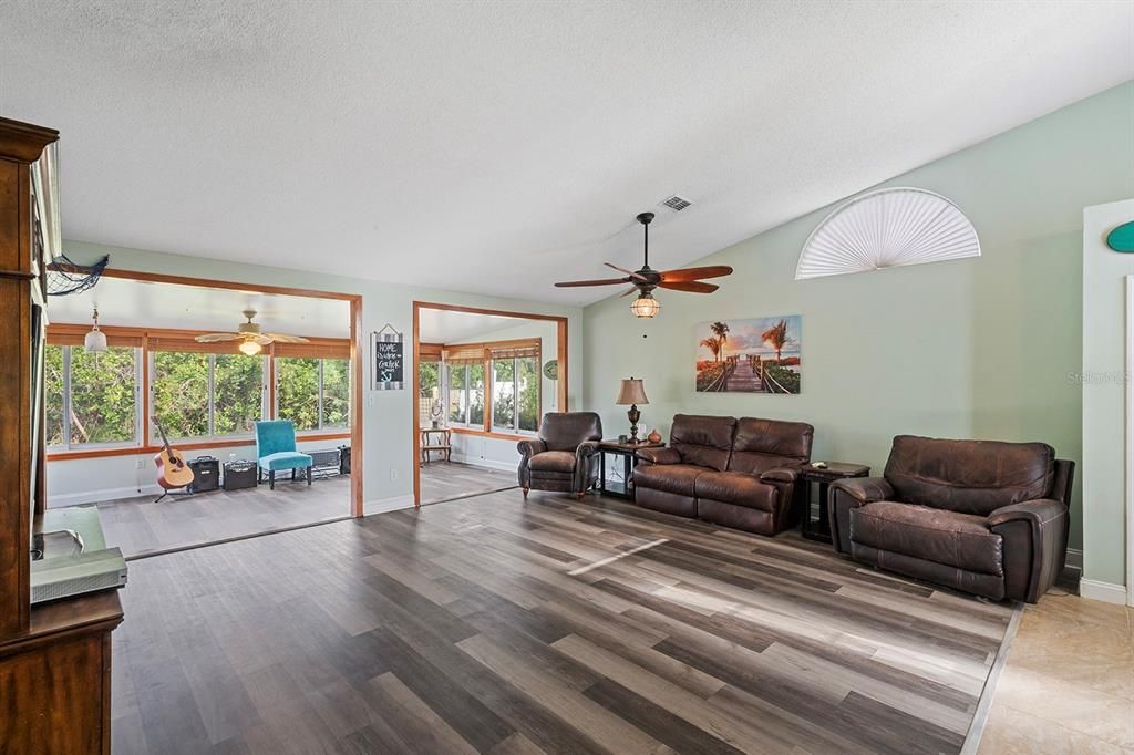 待售: $310,000 (2 贝兹, 2 浴室, 1494 平方英尺)