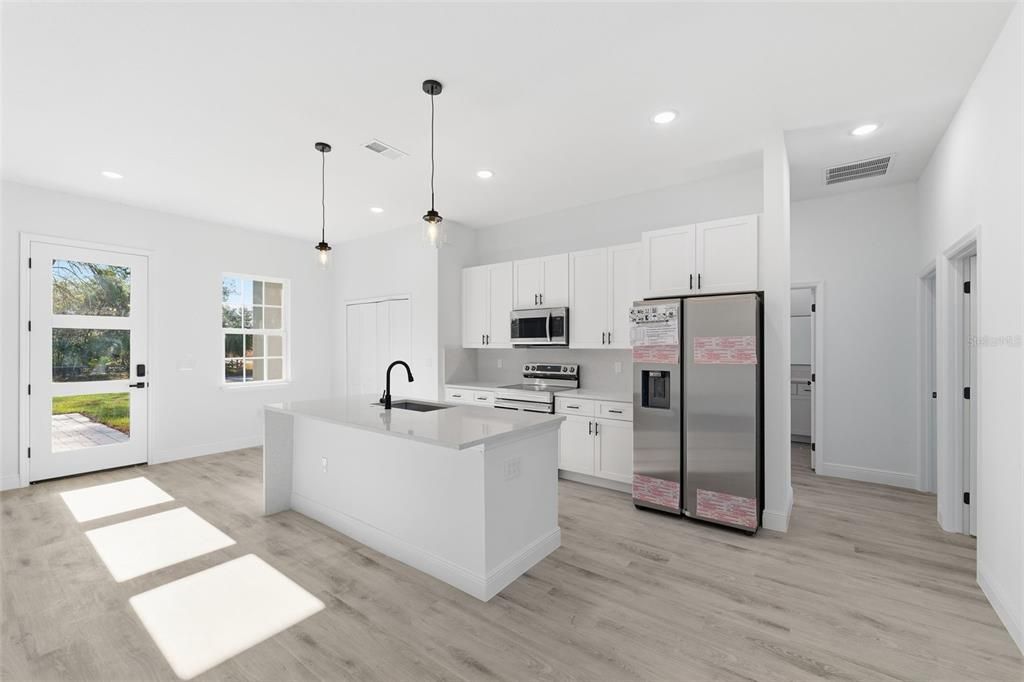 待售: $329,000 (4 贝兹, 2 浴室, 1799 平方英尺)