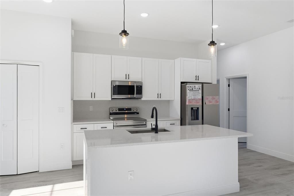 待售: $329,000 (4 贝兹, 2 浴室, 1799 平方英尺)