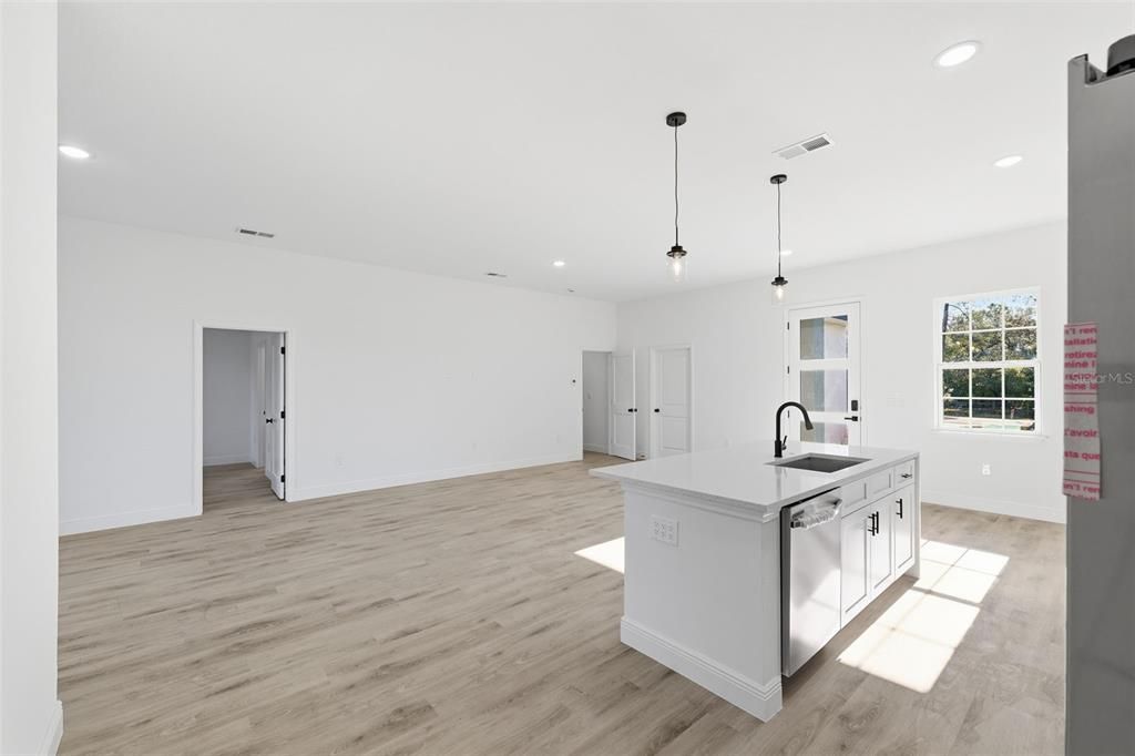 待售: $329,000 (4 贝兹, 2 浴室, 1799 平方英尺)