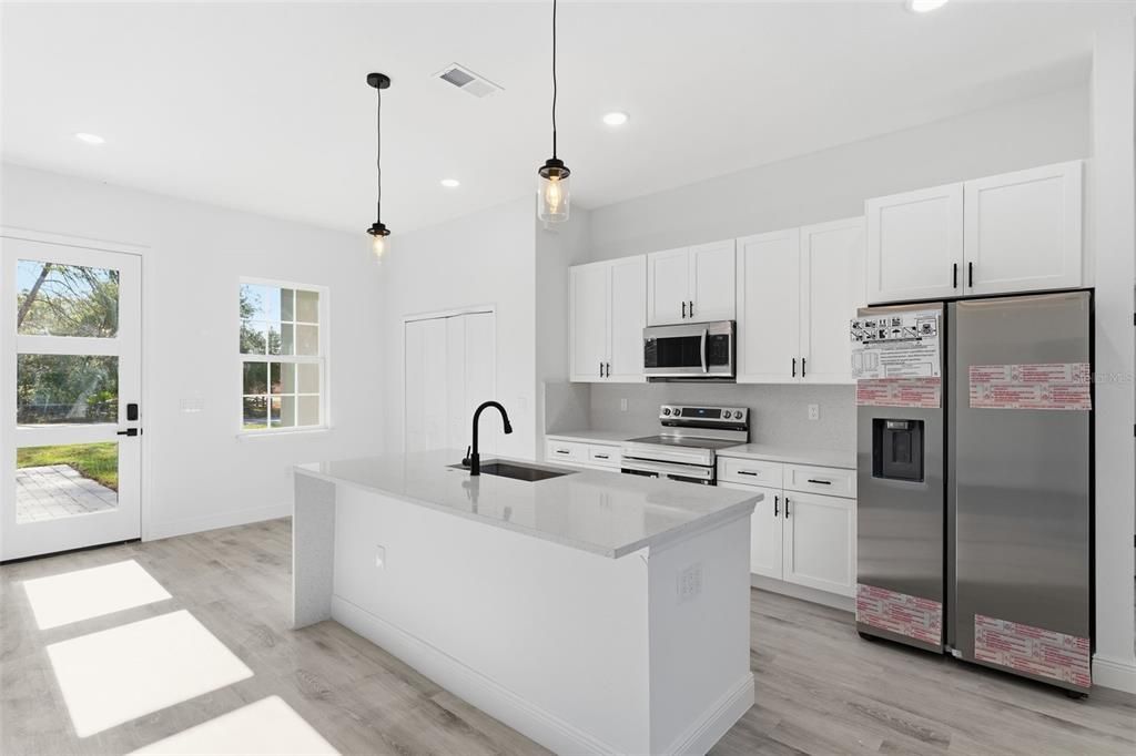 待售: $329,000 (4 贝兹, 2 浴室, 1799 平方英尺)