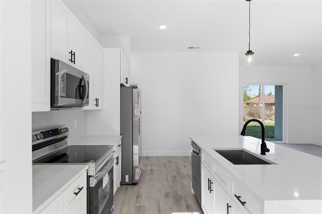 待售: $329,000 (4 贝兹, 2 浴室, 1799 平方英尺)