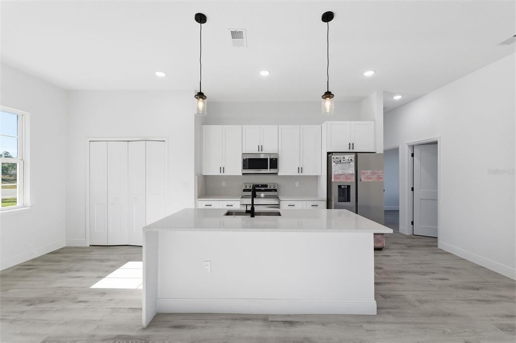 待售: $329,000 (4 贝兹, 2 浴室, 1799 平方英尺)