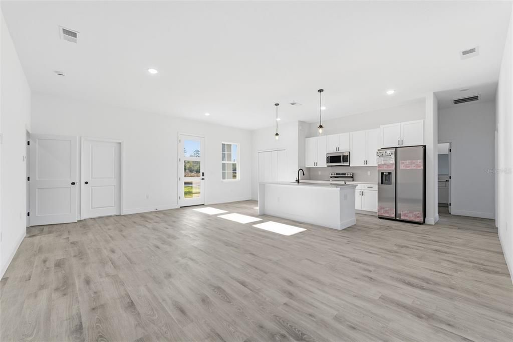 待售: $329,000 (4 贝兹, 2 浴室, 1799 平方英尺)