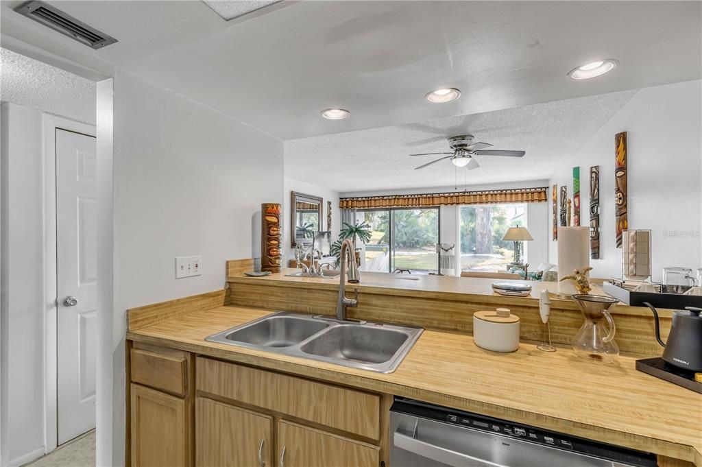 For Sale: $215,000 (2 beds, 2 baths, 1244 Square Feet)