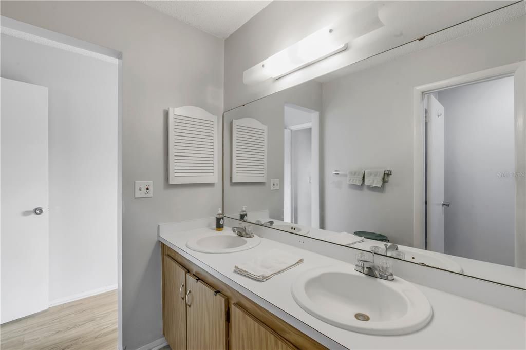 For Sale: $215,000 (2 beds, 2 baths, 1244 Square Feet)