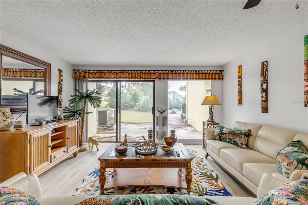 For Sale: $215,000 (2 beds, 2 baths, 1244 Square Feet)