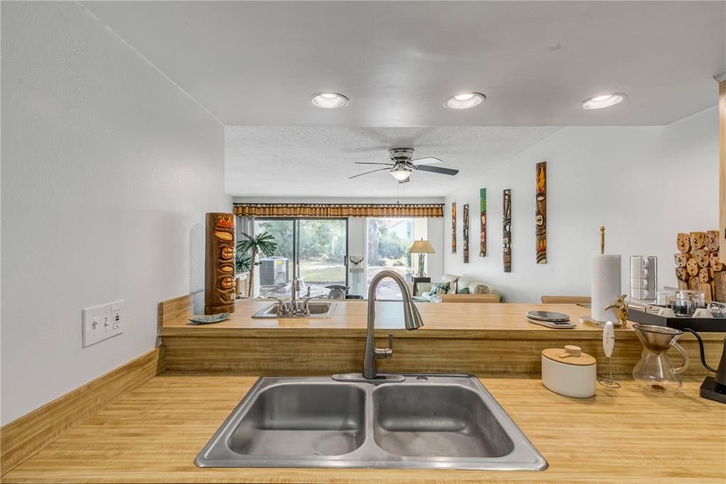 For Sale: $215,000 (2 beds, 2 baths, 1244 Square Feet)