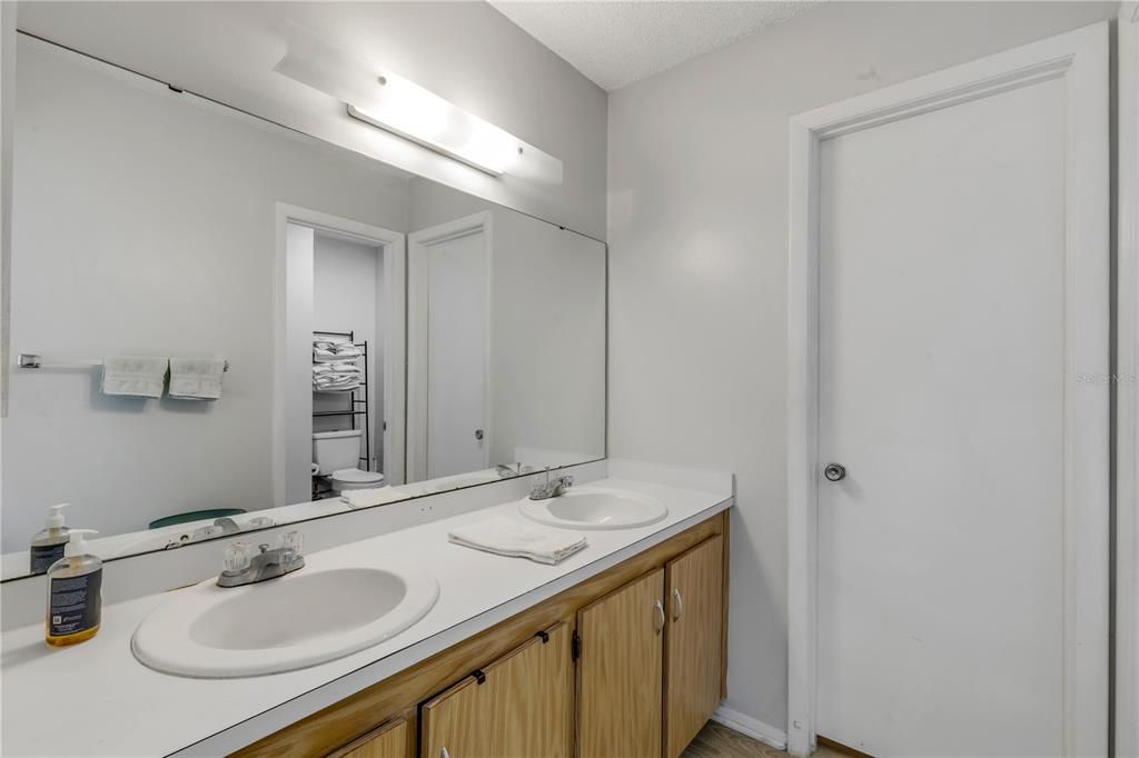 For Sale: $215,000 (2 beds, 2 baths, 1244 Square Feet)