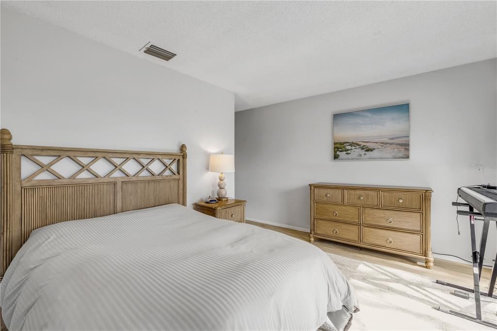 For Sale: $215,000 (2 beds, 2 baths, 1244 Square Feet)