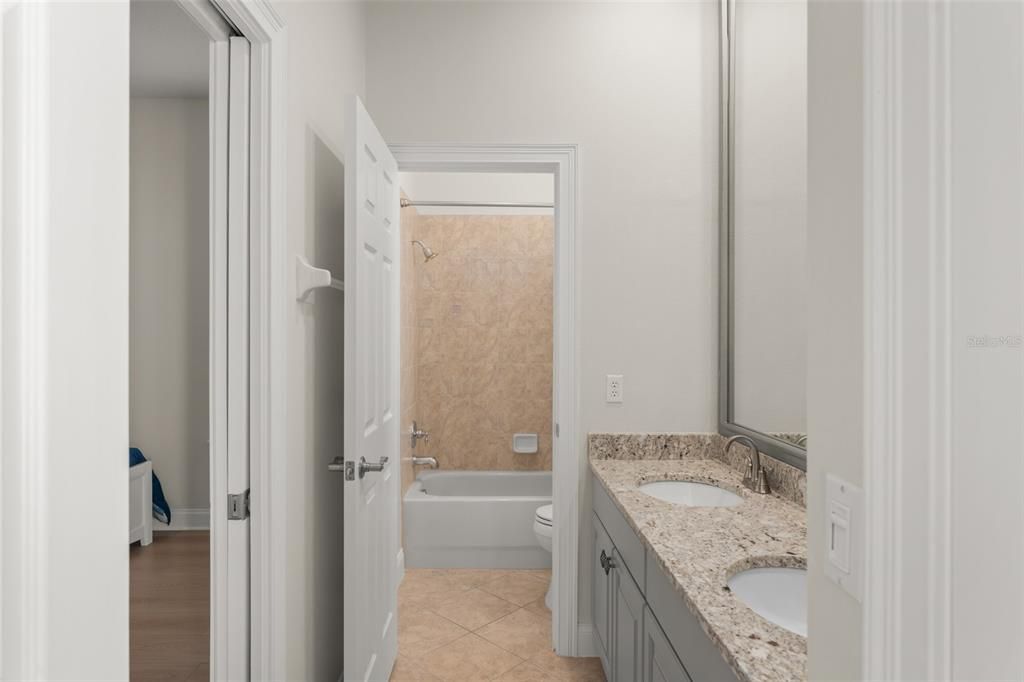 En Venta: $1,275,000 (4 camas, 3 baños, 3021 Pies cuadrados)