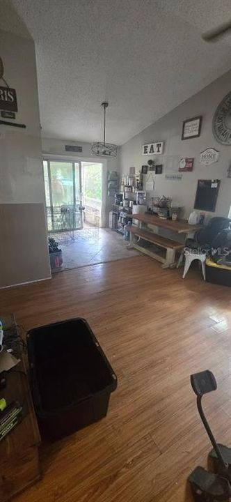 合同活跃: $325,000 (3 贝兹, 2 浴室, 1158 平方英尺)