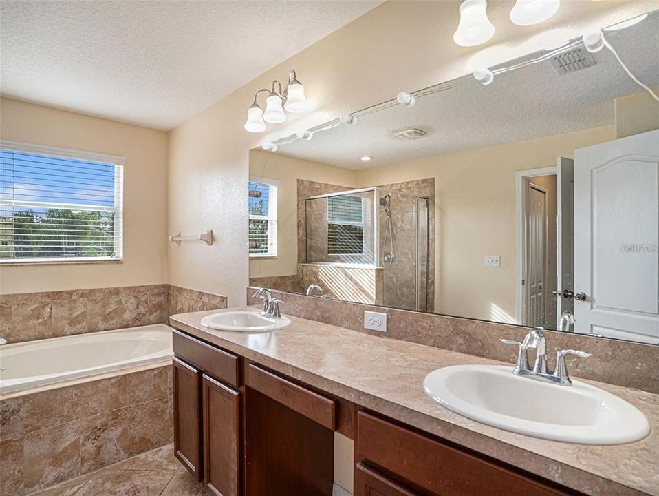 En Venta: $409,990 (6 camas, 3 baños, 3078 Pies cuadrados)