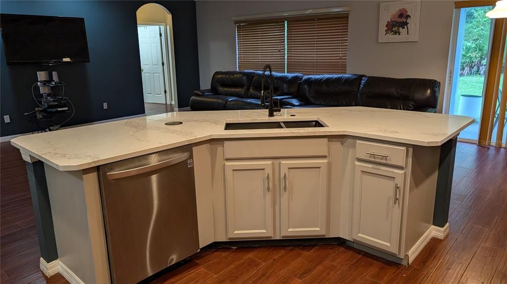 For Rent: $2,995 (5 beds, 3 baths, 2586 Square Feet)