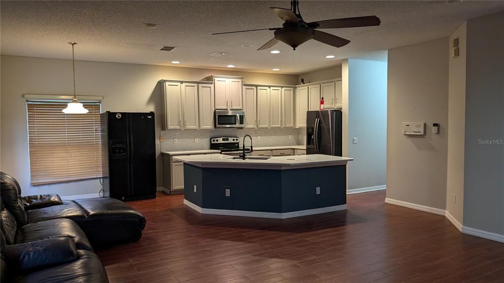 For Rent: $2,995 (5 beds, 3 baths, 2586 Square Feet)