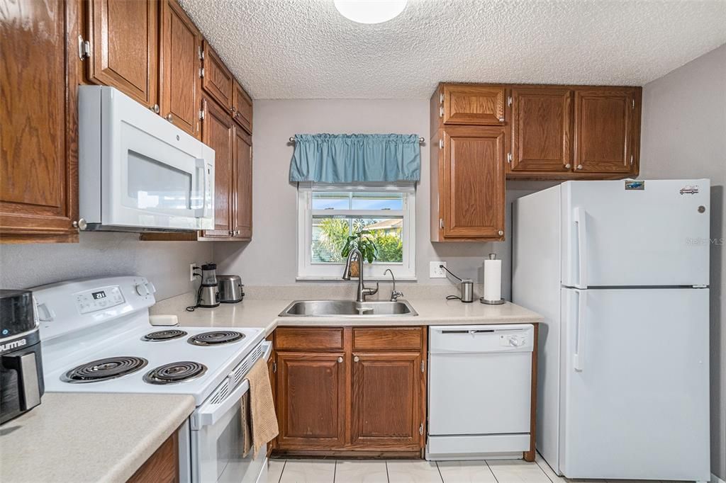 For Sale: $250,000 (2 beds, 2 baths, 1205 Square Feet)