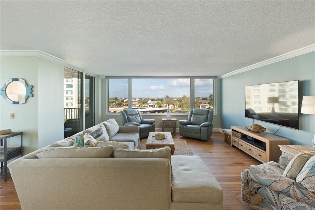 For Sale: $875,000 (2 beds, 2 baths, 1930 Square Feet)