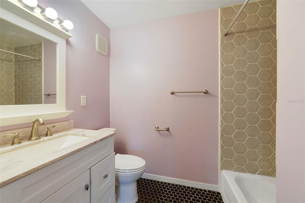 For Sale: $190,000 (1 beds, 1 baths, 618 Square Feet)