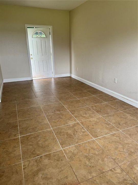 For Rent: $1,100 (1 beds, 1 baths, 680 Square Feet)