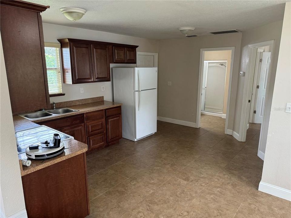 For Rent: $1,100 (1 beds, 1 baths, 680 Square Feet)