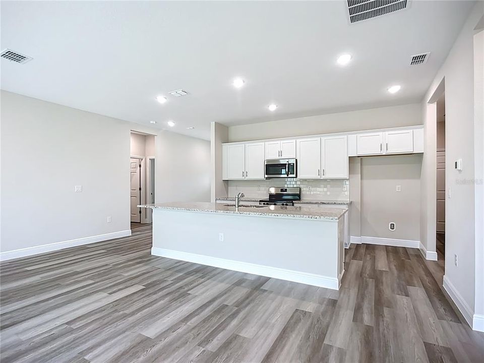 En Venta: $329,900 (4 camas, 2 baños, 1810 Pies cuadrados)