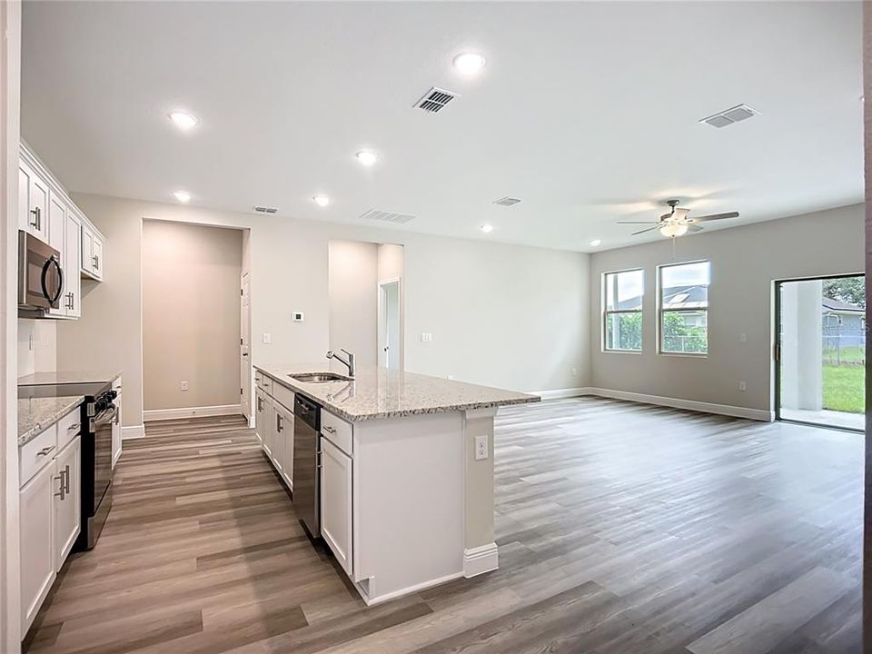 En Venta: $329,900 (4 camas, 2 baños, 1810 Pies cuadrados)