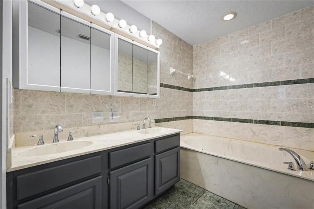 На продажу: $480,000 (4 спален, 2 ванн, 1982 Квадратных фут)