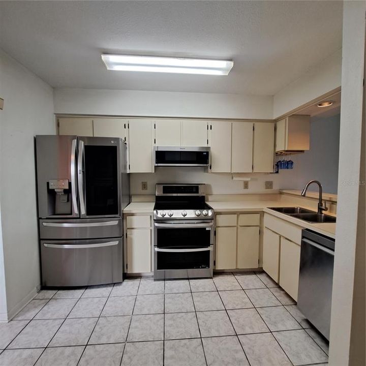 For Rent: $1,325 (2 beds, 2 baths, 935 Square Feet)