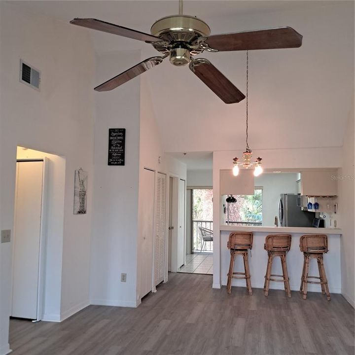 For Rent: $1,325 (2 beds, 2 baths, 935 Square Feet)
