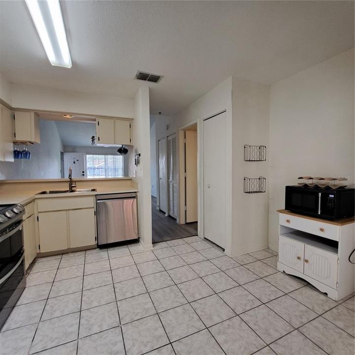For Rent: $1,325 (2 beds, 2 baths, 935 Square Feet)