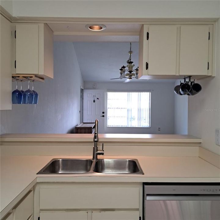 For Rent: $1,325 (2 beds, 2 baths, 935 Square Feet)