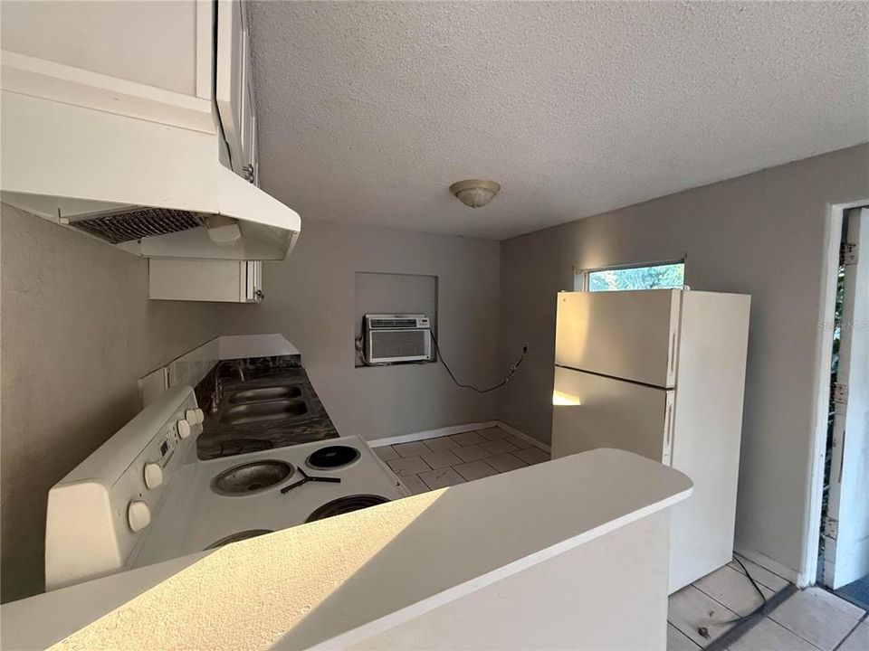 For Rent: $1,300 (2 beds, 1 baths, 756 Square Feet)