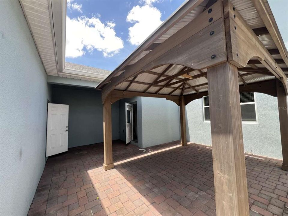 En Venta: $443,000 (4 camas, 2 baños, 1992 Pies cuadrados)