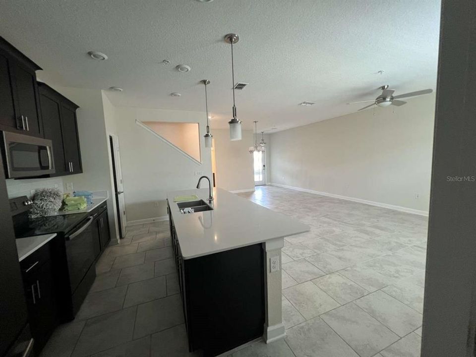 En Venta: $443,000 (4 camas, 2 baños, 1992 Pies cuadrados)