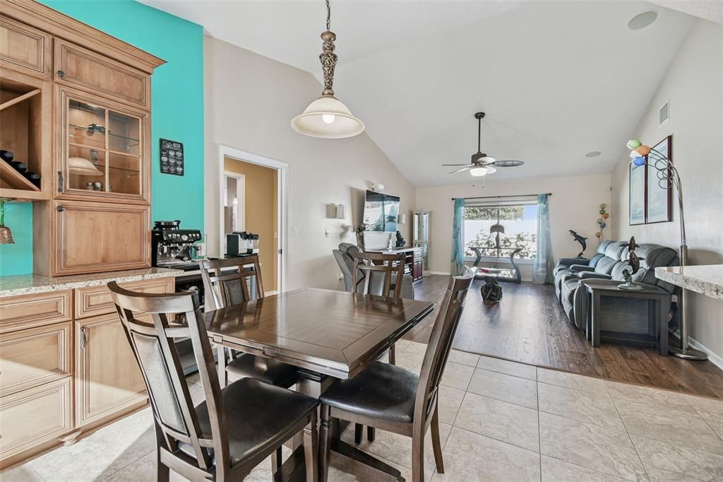 На продажу: $559,900 (4 спален, 3 ванн, 2284 Квадратных фут)