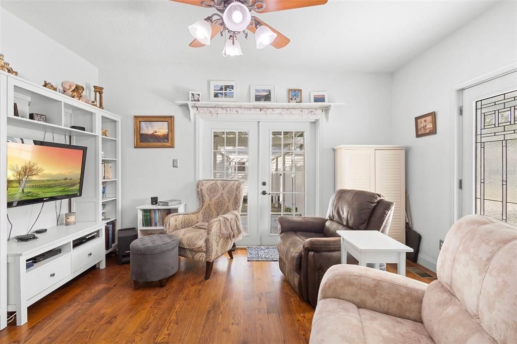 For Sale: $230,000 (3 beds, 1 baths, 1130 Square Feet)