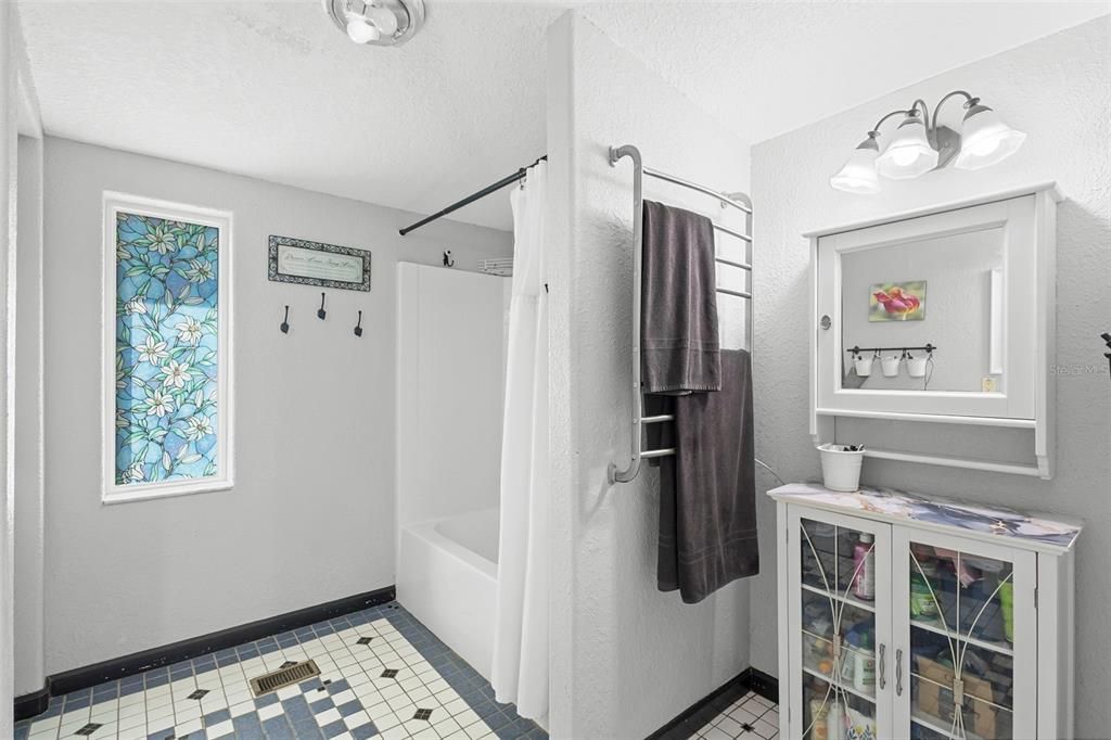 For Sale: $230,000 (3 beds, 1 baths, 1130 Square Feet)