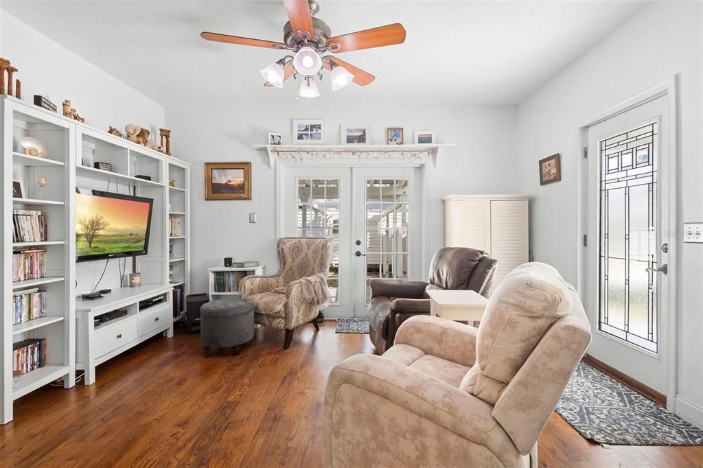For Sale: $230,000 (3 beds, 1 baths, 1130 Square Feet)