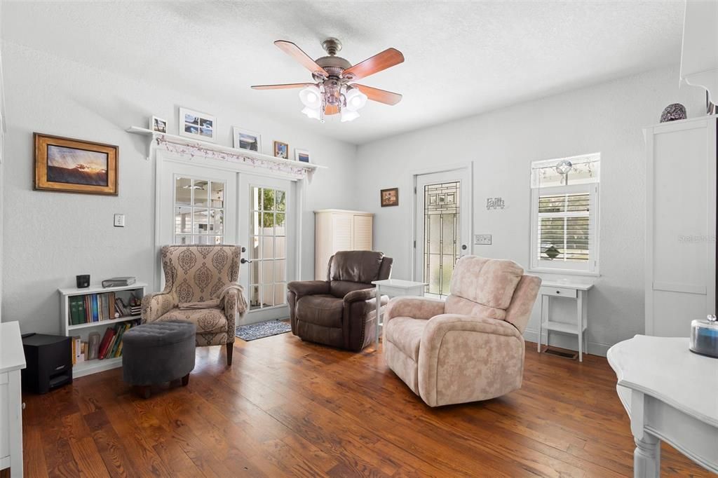 For Sale: $230,000 (3 beds, 1 baths, 1130 Square Feet)