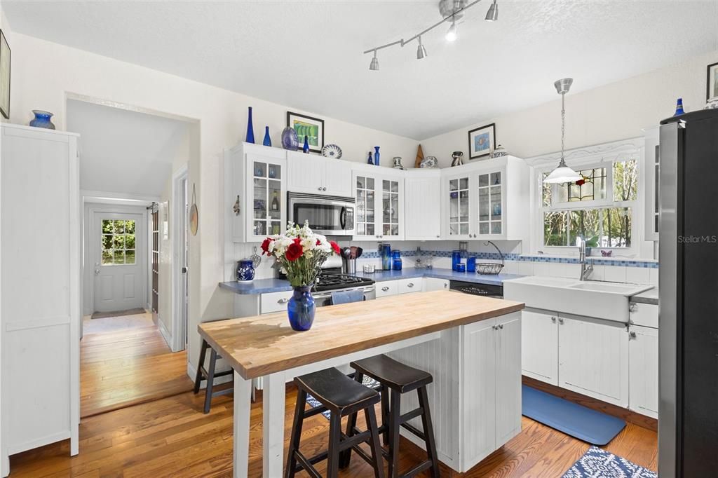 For Sale: $230,000 (3 beds, 1 baths, 1130 Square Feet)