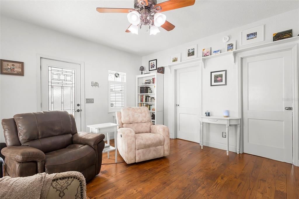 For Sale: $230,000 (3 beds, 1 baths, 1130 Square Feet)